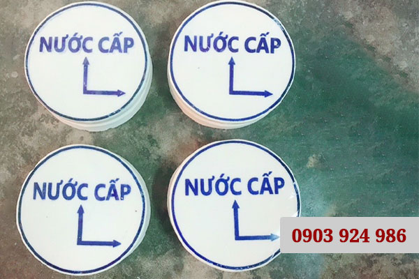 Mốc sứ cảnh báo đường ống cấp nước ngầm 2 mũi tên