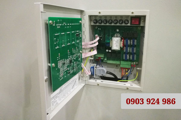 Bên trong bộ cảm biến và điều khiển quạt máy biến áp khô